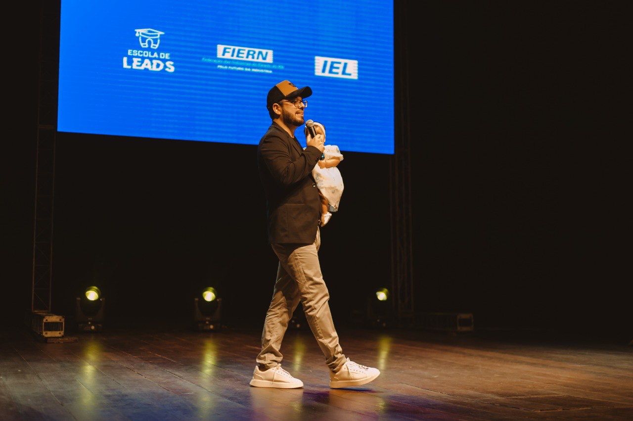 Tiago Lucena palestrando em evento com Escola de Leads, FIERN e IEL