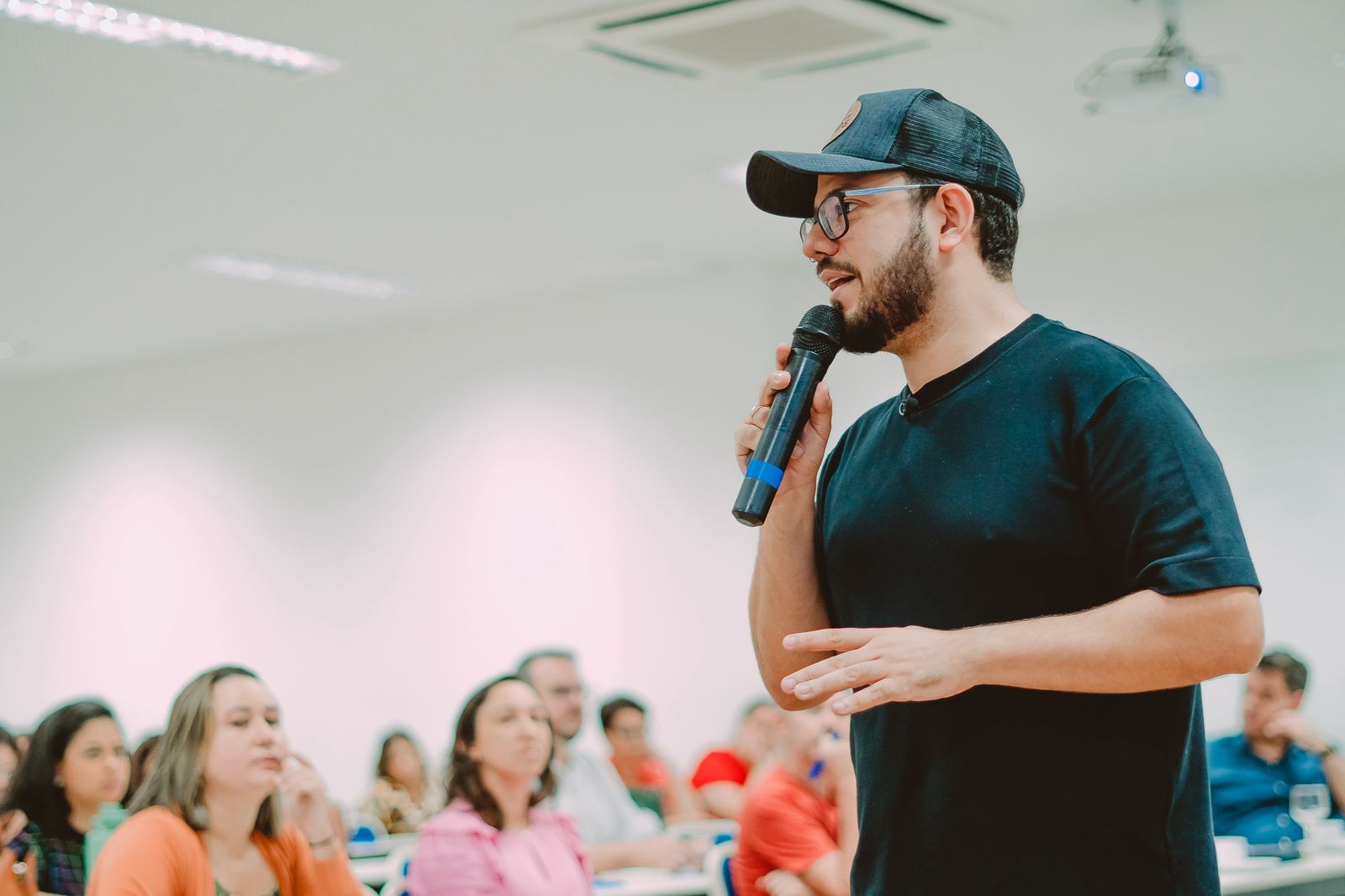 Tiago Lucena interagindo com empresários em treinamento