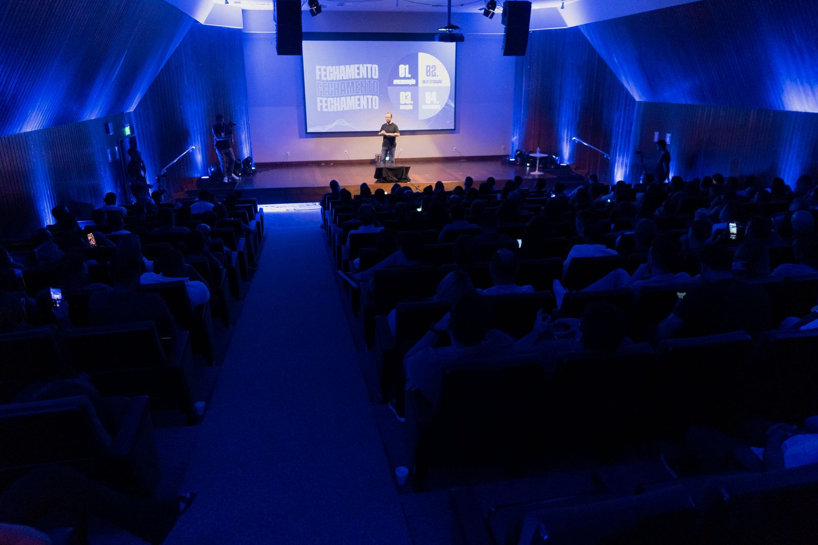 Auditório lotado durante palestra de Tiago Lucena