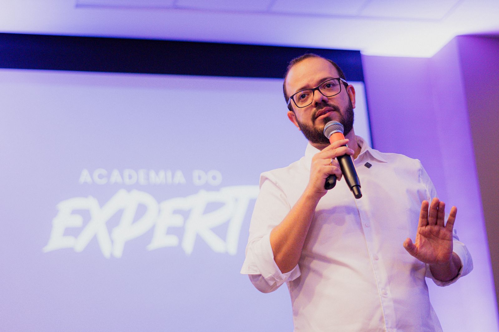 Tiago Lucena palestrando na Academia do Expert
