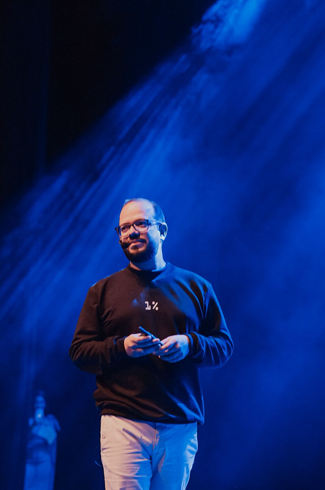 Tiago Lucena no palco principal sob iluminação cênica