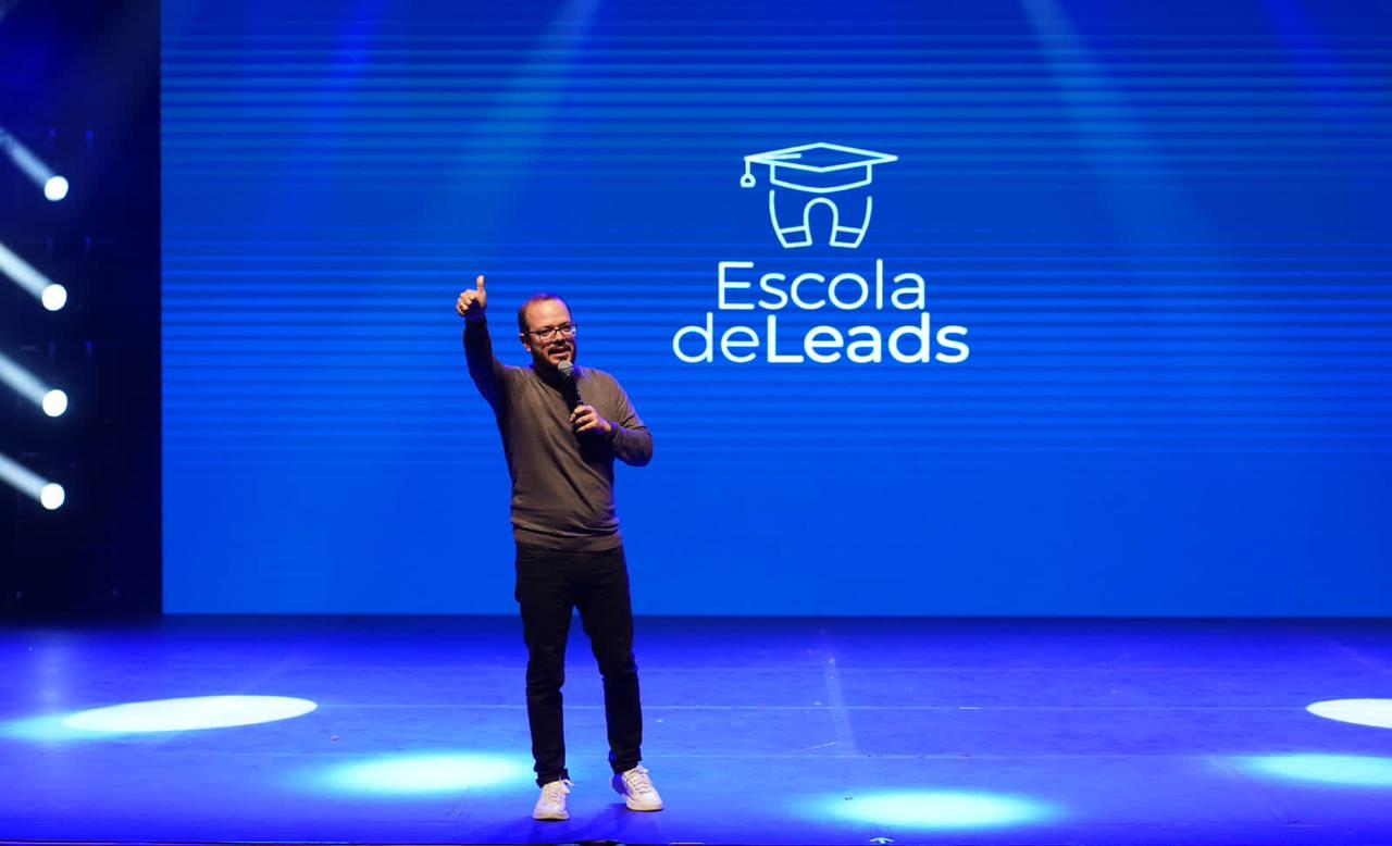 Tiago Lucena no palco da Escola de Leads