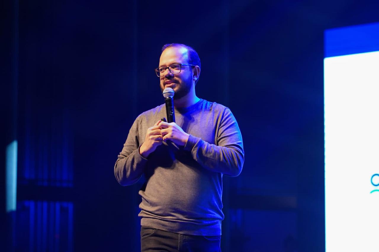 Tiago Lucena durante palestra com iluminação cênica