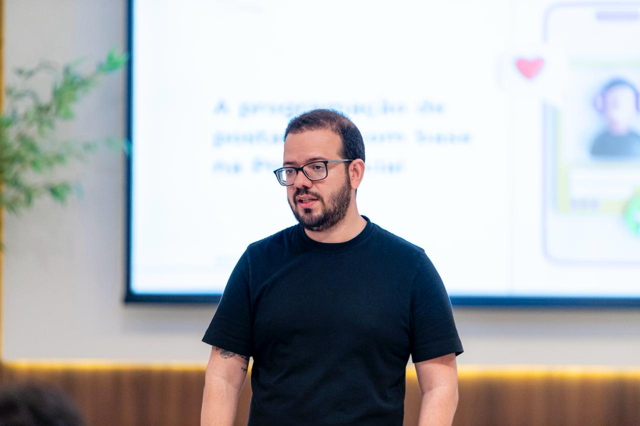 Tiago Lucena em treinamento sobre prospecção