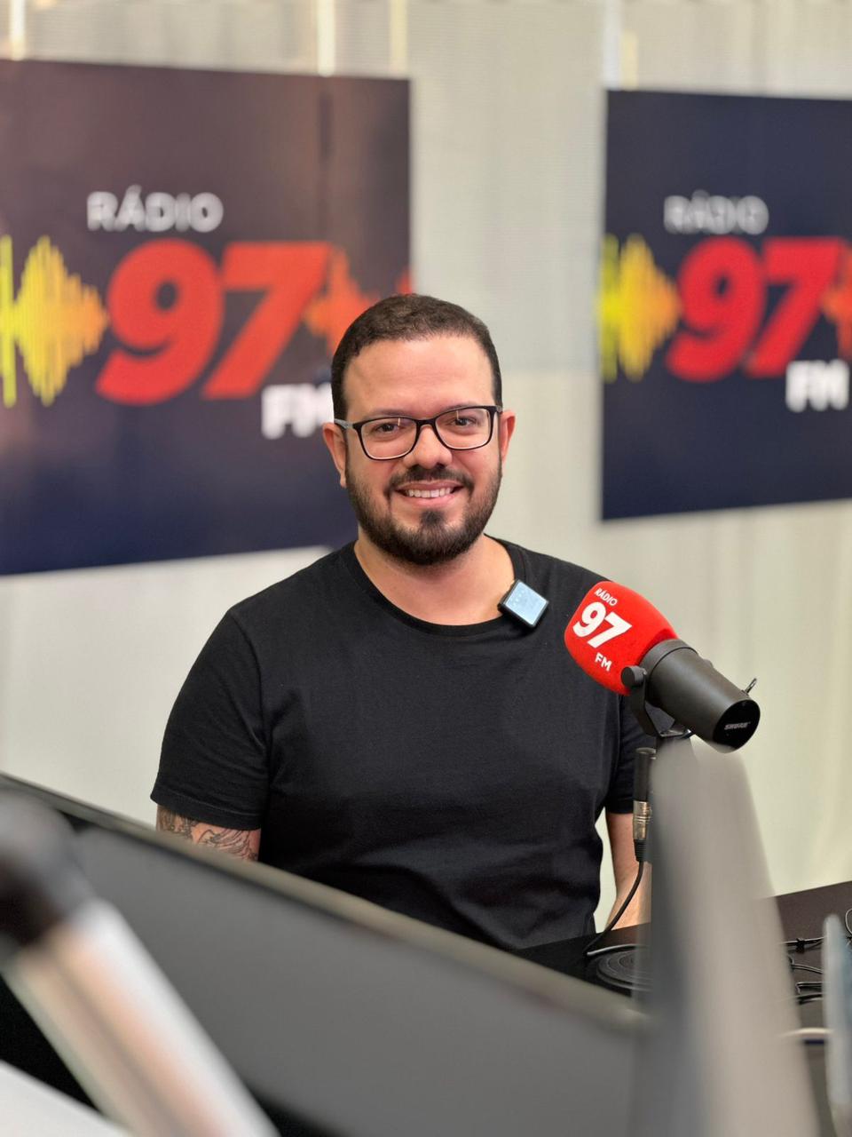 Tiago Lucena em entrevista na Rádio 97 FM