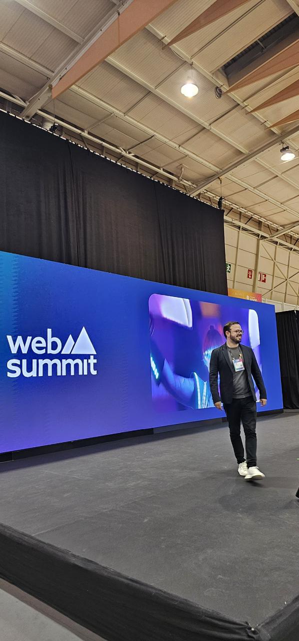 Tiago Lucena no palco do Web Summit