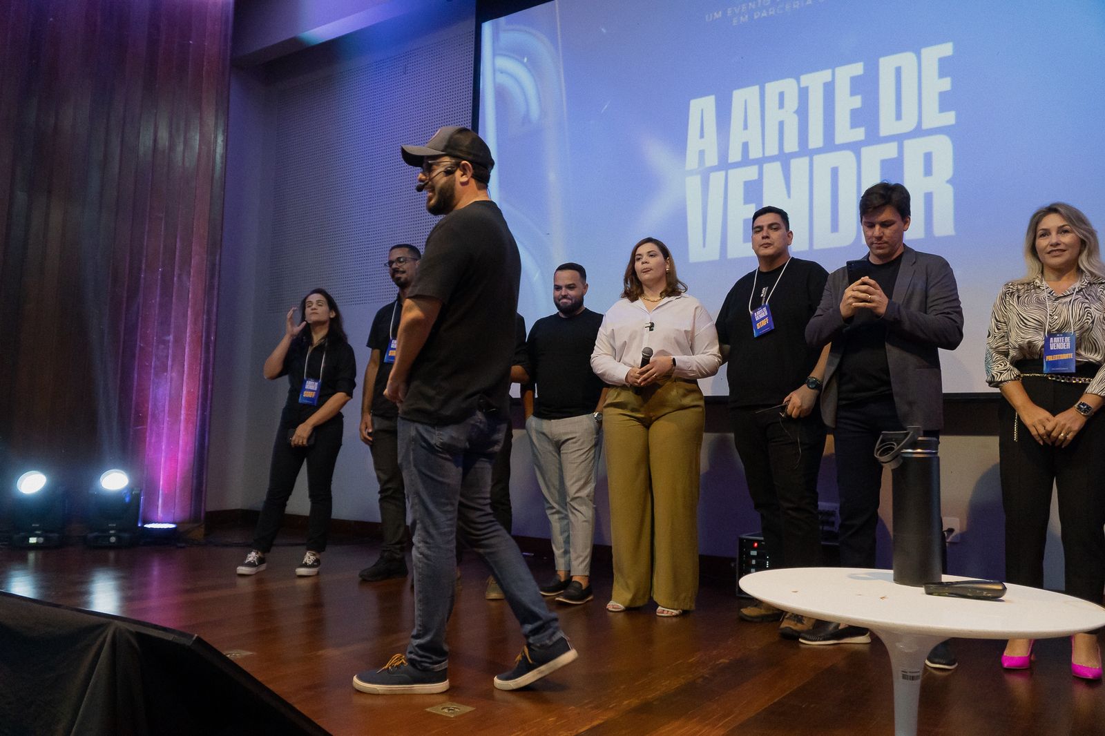 Tiago Lucena apresentando A Arte de Vender com equipe