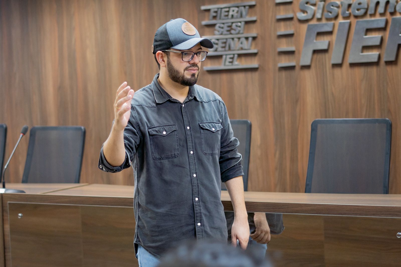 Tiago Lucena na sede do Sistema FIERN