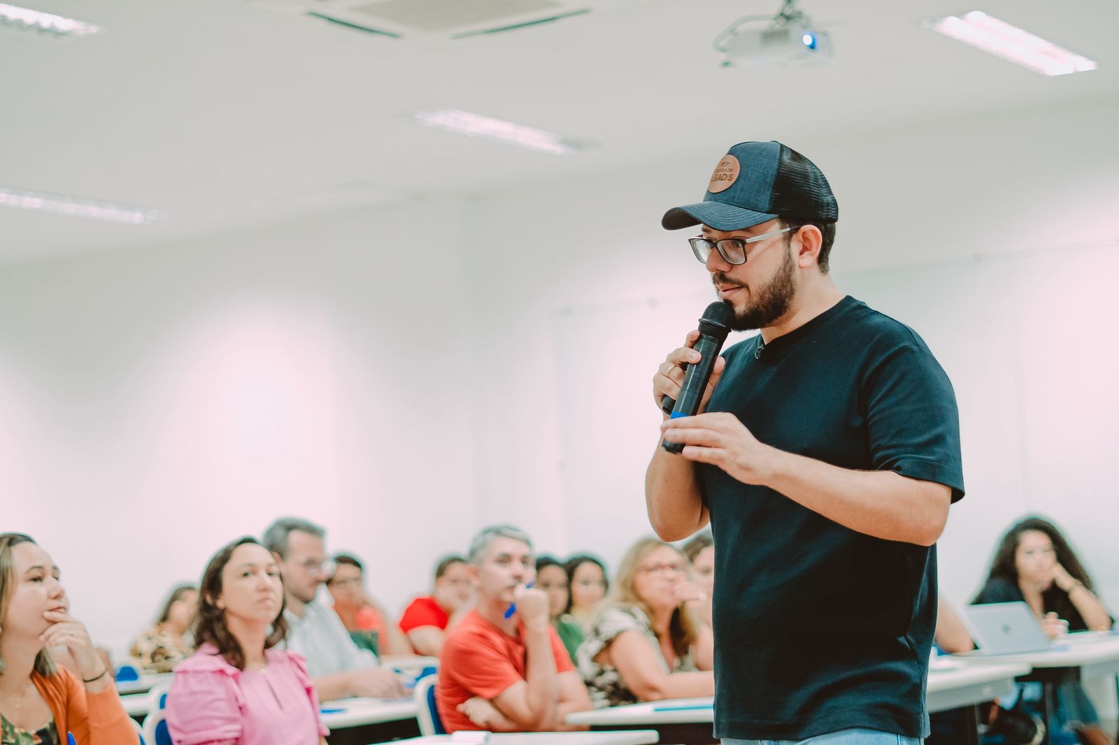 Tiago Lucena conduzindo aula para empresários
