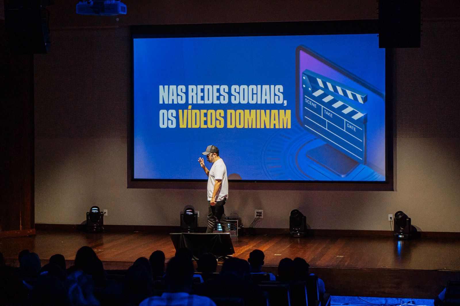 Tiago Lucena em palestra sobre vídeos nas redes sociais