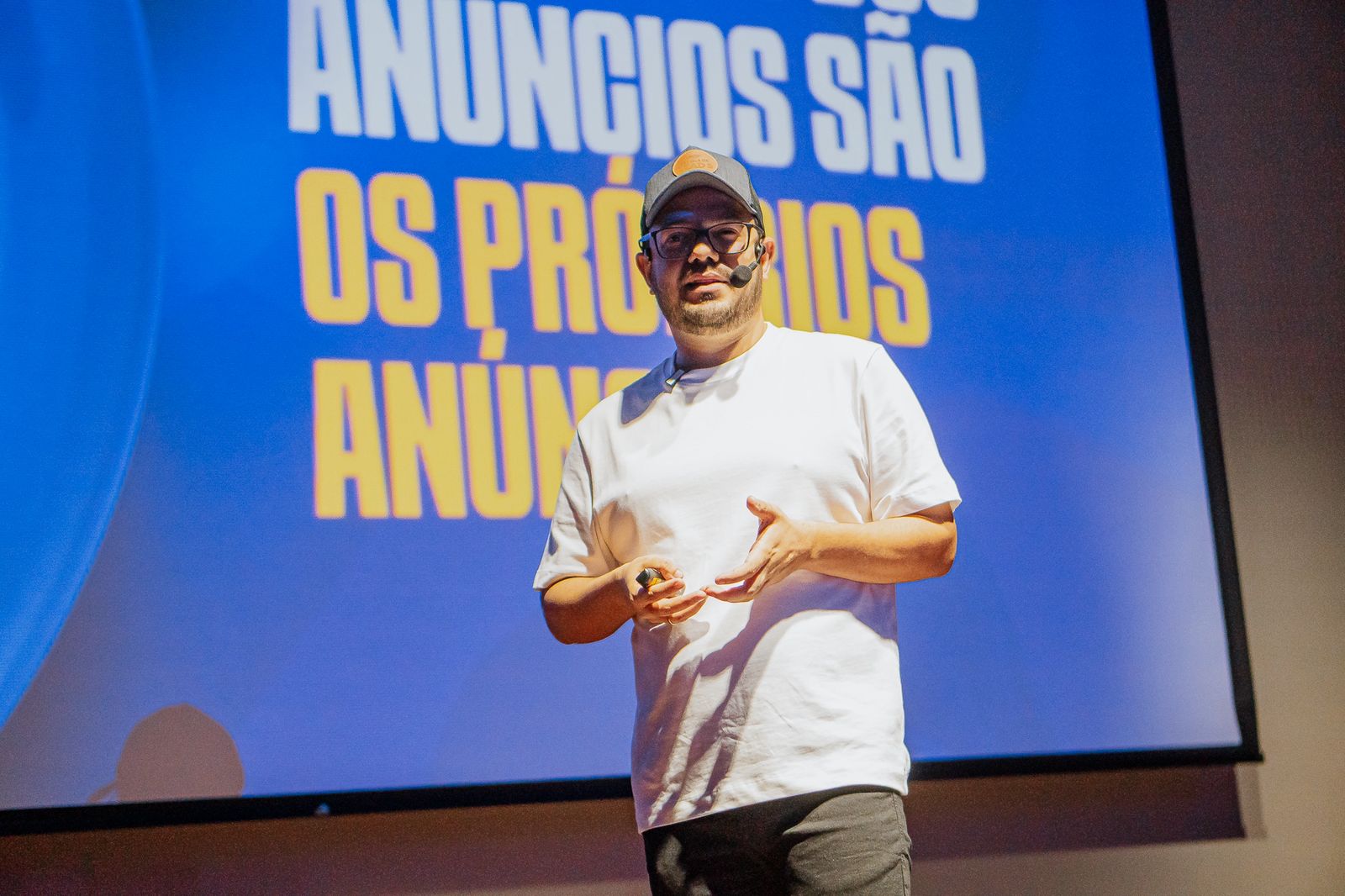 Empresário palestrando em sala executiva com dashboards de crescimento