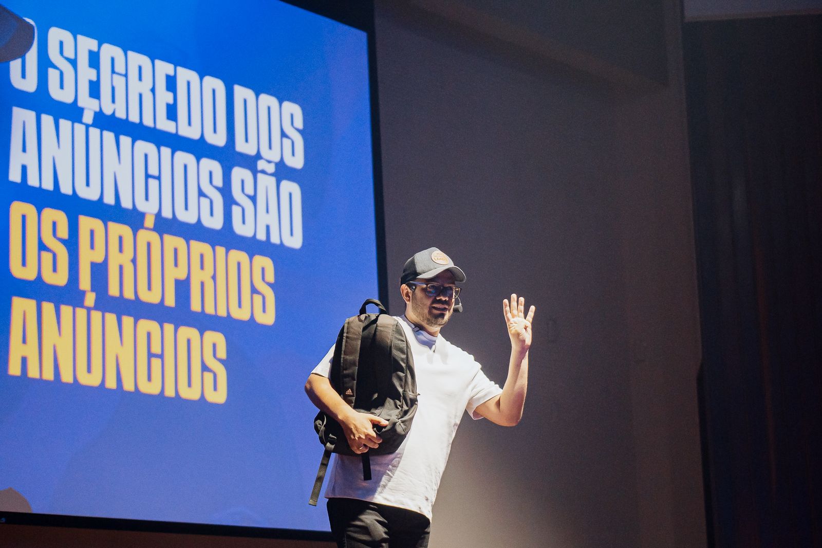 Tiago Lucena em apresentação sobre tráfego e anúncios
